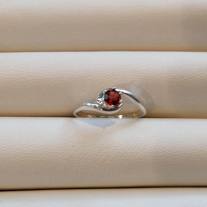 Silber Granat Ring von TreasureBoxJewel