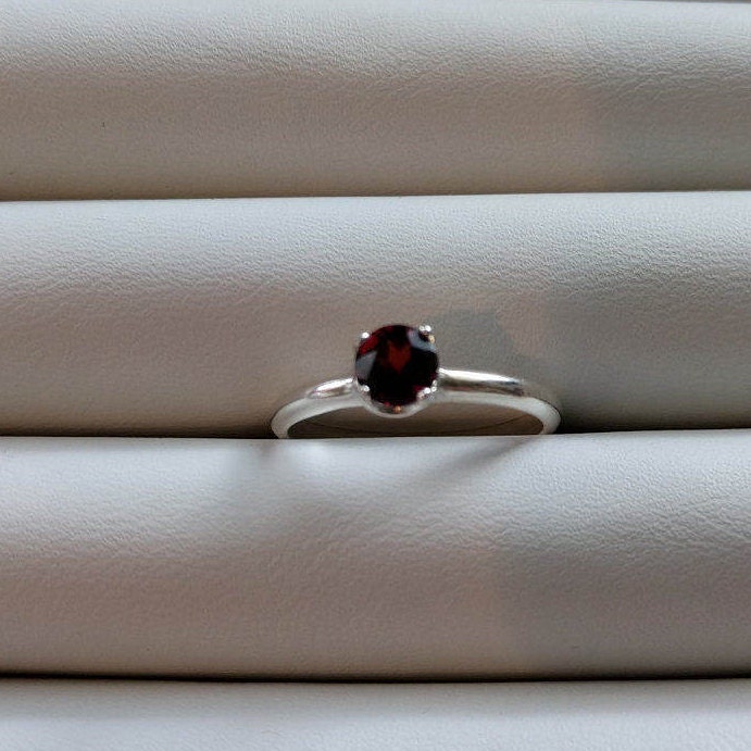 Silber Granat Ring von TreasureBoxJewel