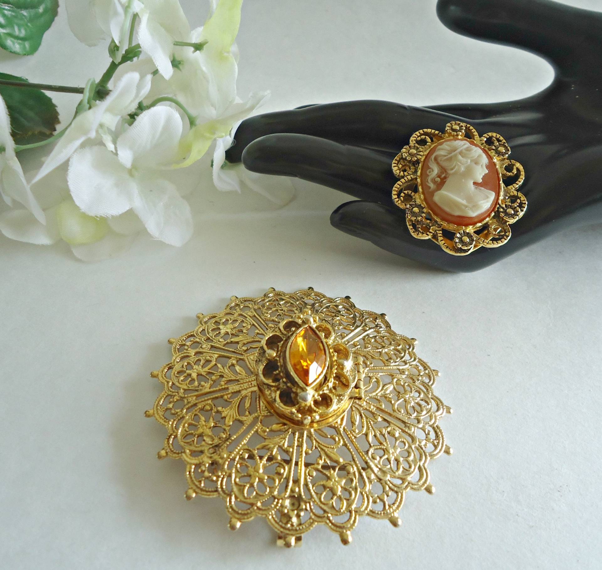 Vintage Brosche Parfum Halter & Cameo Tuch Clip Vintage Brosche Parfum Halter & Cameo Tuch Clip von TreasureCoveAlly