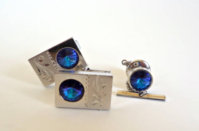 Vintage Manschettenknöpfe Krawattennadel Blau Strass Geätzt Retro Mid Century 1950 von TreasureCoveAlly