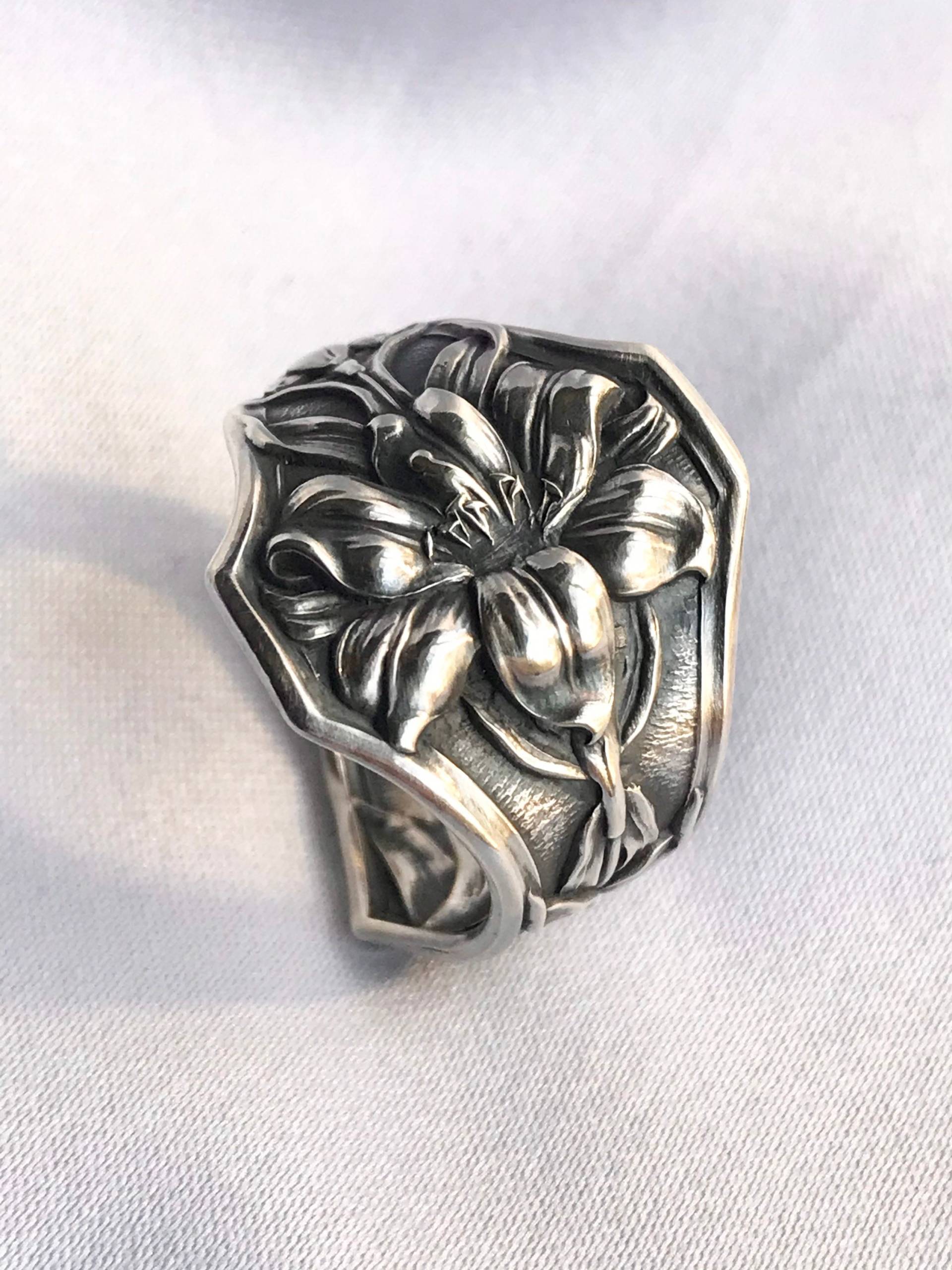 Art Deco Lilie Blumen Löffel Ring Selten 1910 Symbol Für Liebe, Hoffnung Und Glaube von TreasureGrotto