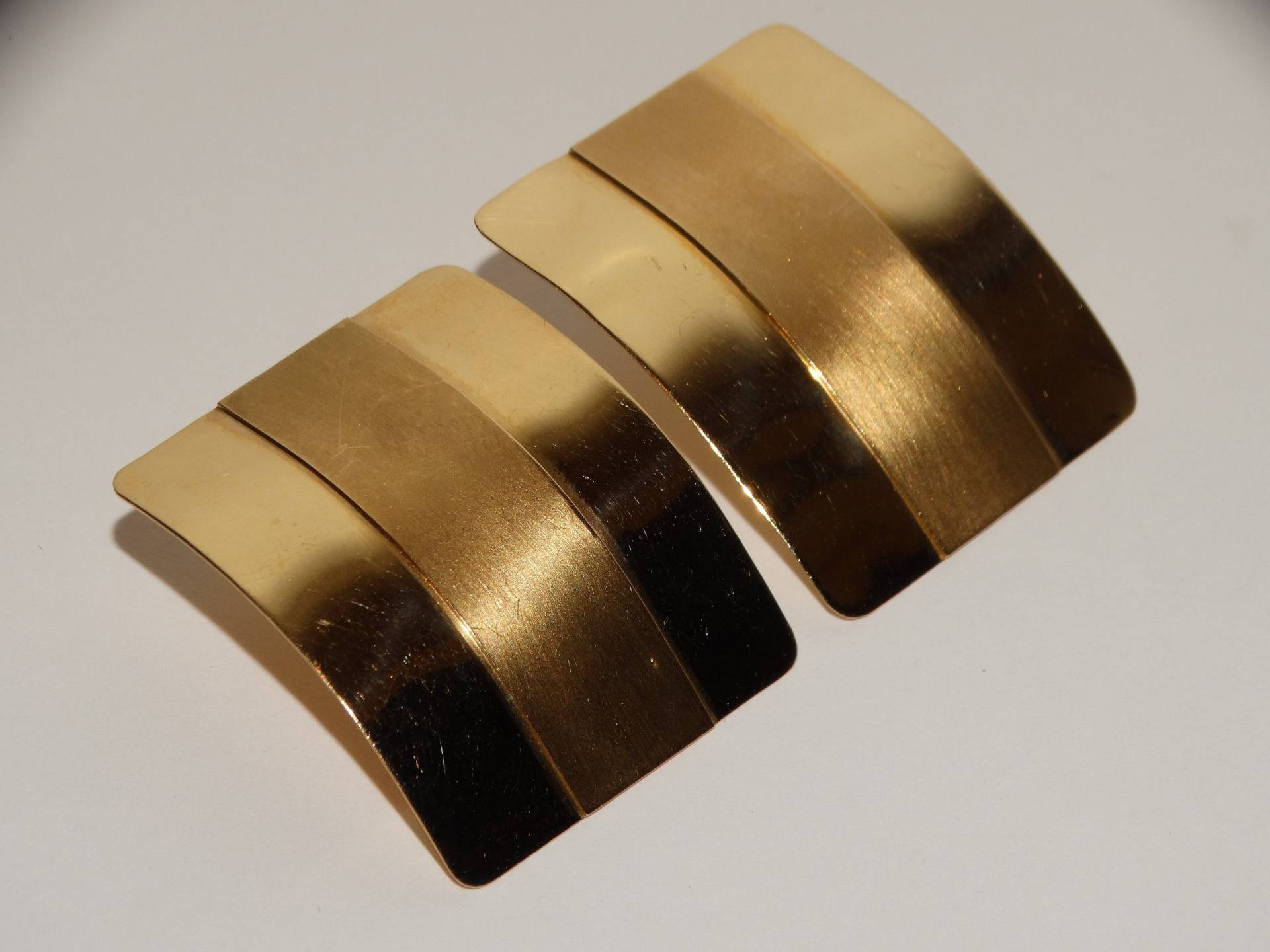 14K Gelbgold 10, 5 Gramm Leicht Gebogene Form Texturierte Rechteck Ohrringe 14K Gelbgold 10, 5 Gramm Leicht Gebogene Form Texturierte Rechteck Ohrringe von TreasureHuntingSpot