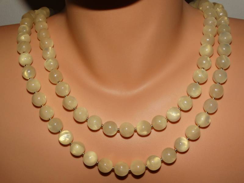 50Er Jahre Japan Doppelstrang Irisierende Weiße 10mm Perlengröße Halskette von TreasureHuntingSpot