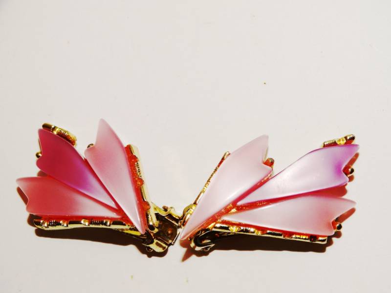 60Er Jahre Gold Ton Rosa Thermoset Lucite Leaf Statement Clip-On Ohrringe von TreasureHuntingSpot