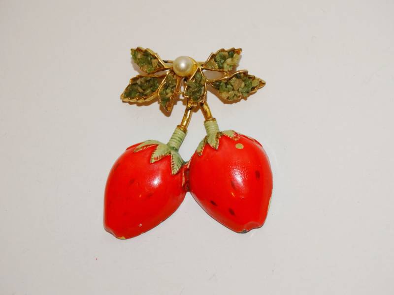 Antike Bsk Erdbeere/Perle Mit Zerkleinerter "Jade" Steinblätter Brosche von TreasureHuntingSpot