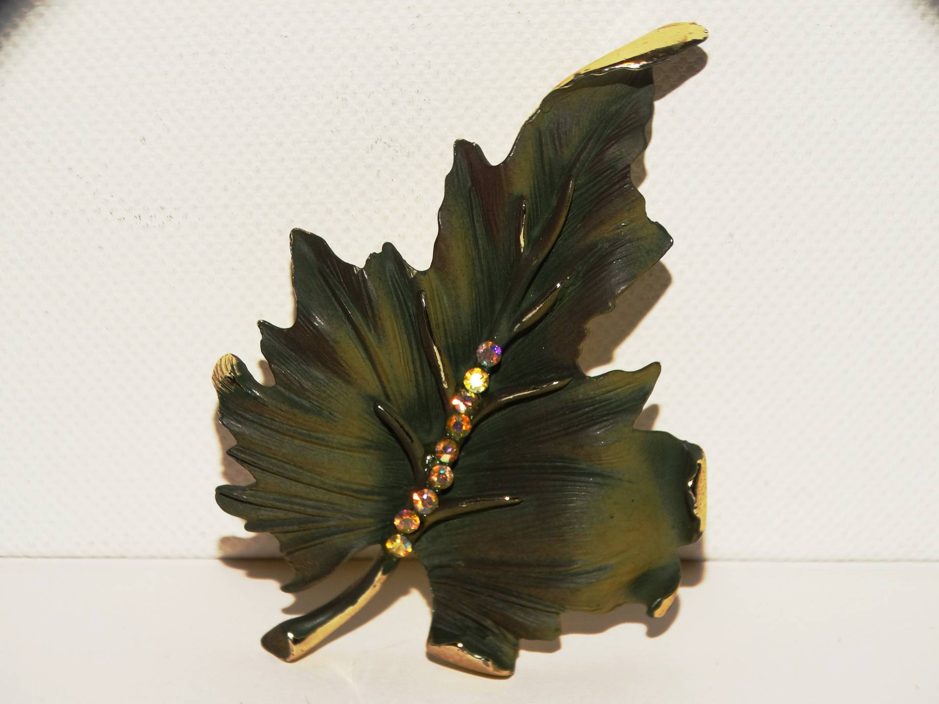 B.s.k. Aurora Borealis Strasssteine 3D Seltene Grüne Detailreiche Blatt Brosche von TreasureHuntingSpot