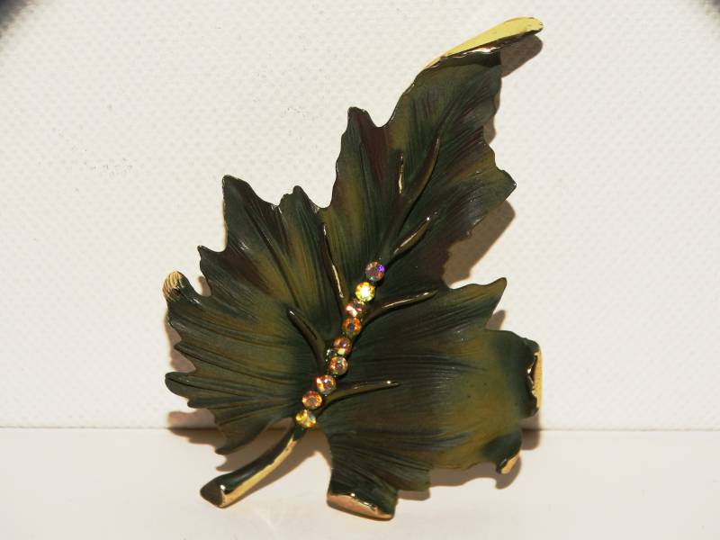 B.s.k. Aurora Borealis Strasssteine 3D Seltene Grüne Detailreiche Blatt Brosche von TreasureHuntingSpot