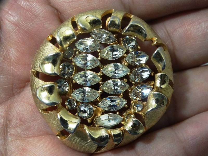 Bsk Gold Ton Metall Blumen Design Funkelnde Brosche von TreasureHuntingSpot