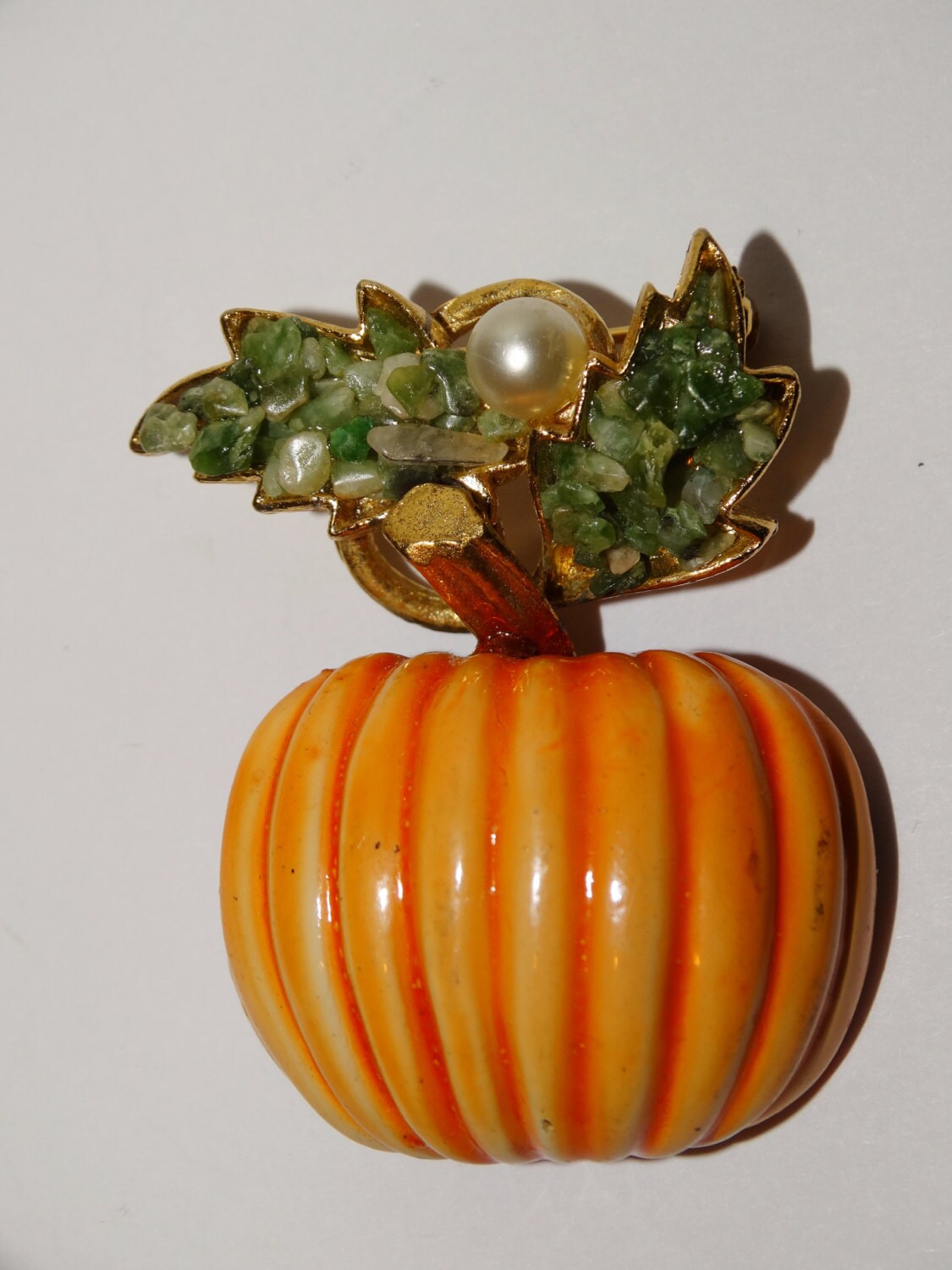 Bsk Goldfarbene Perle/Echte Jade Kürbis Brosche Bsk Goldfarbene Perle/Echte Jade Kürbis Brosche von TreasureHuntingSpot