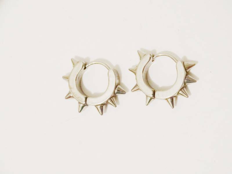 Edelstahl Spikes Klapp Hoop Ohrringe von TreasureHuntingSpot