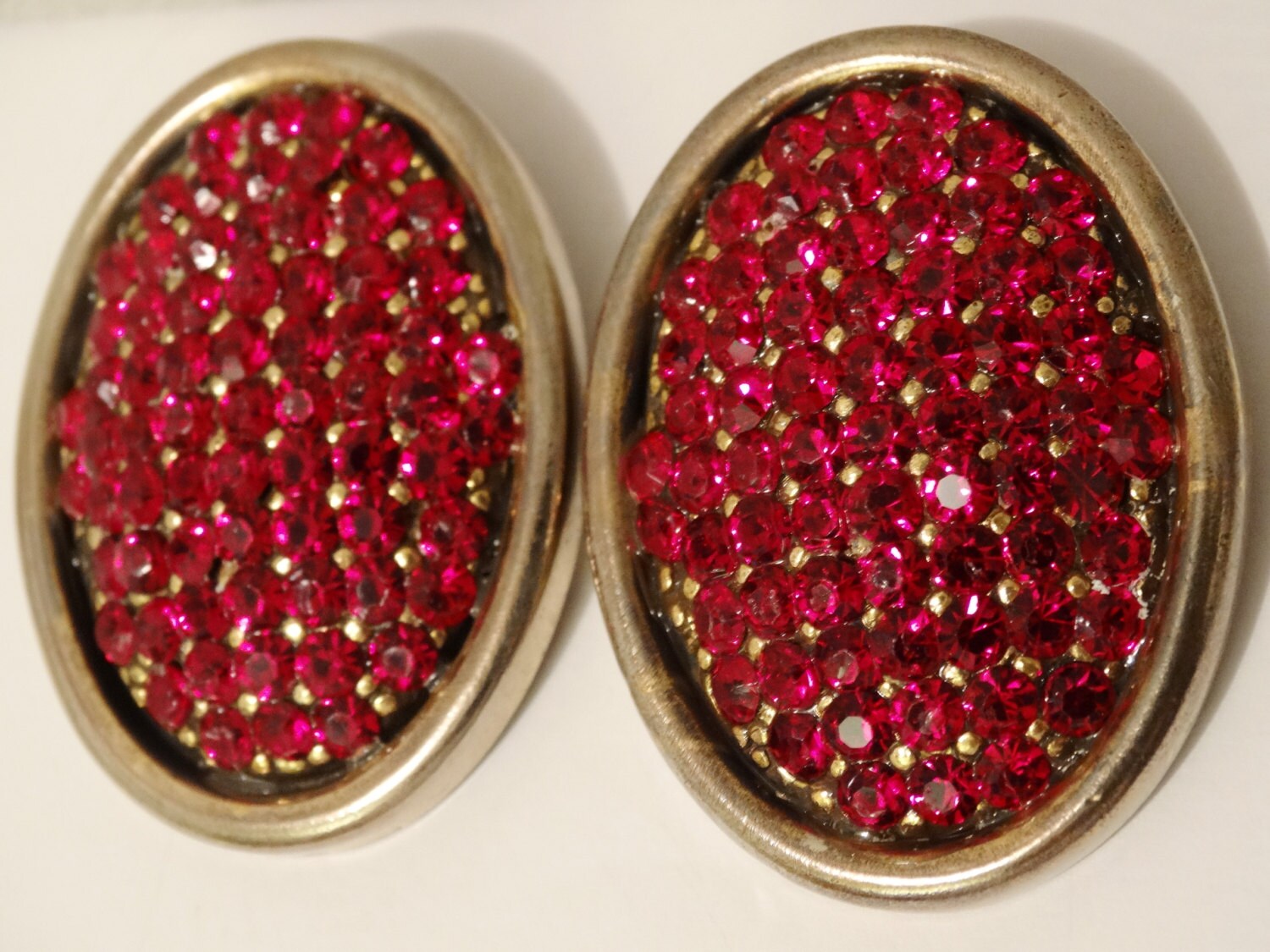 Gold Ton Funkelnd Rot Strass Clip-On Custome Ohrringe von TreasureHuntingSpot