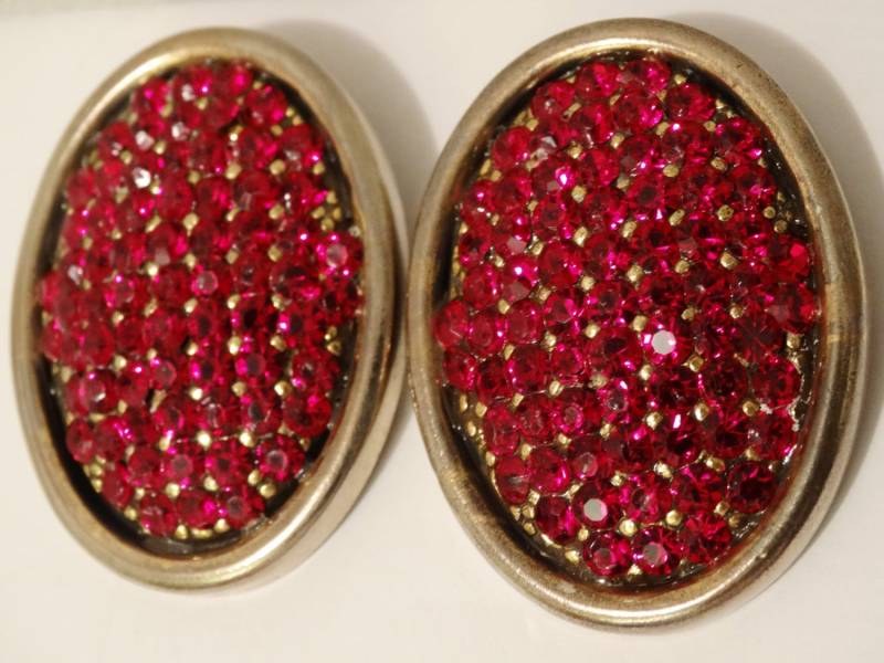Gold Ton Funkelnd Rot Strass Clip-On Custome Ohrringe von TreasureHuntingSpot