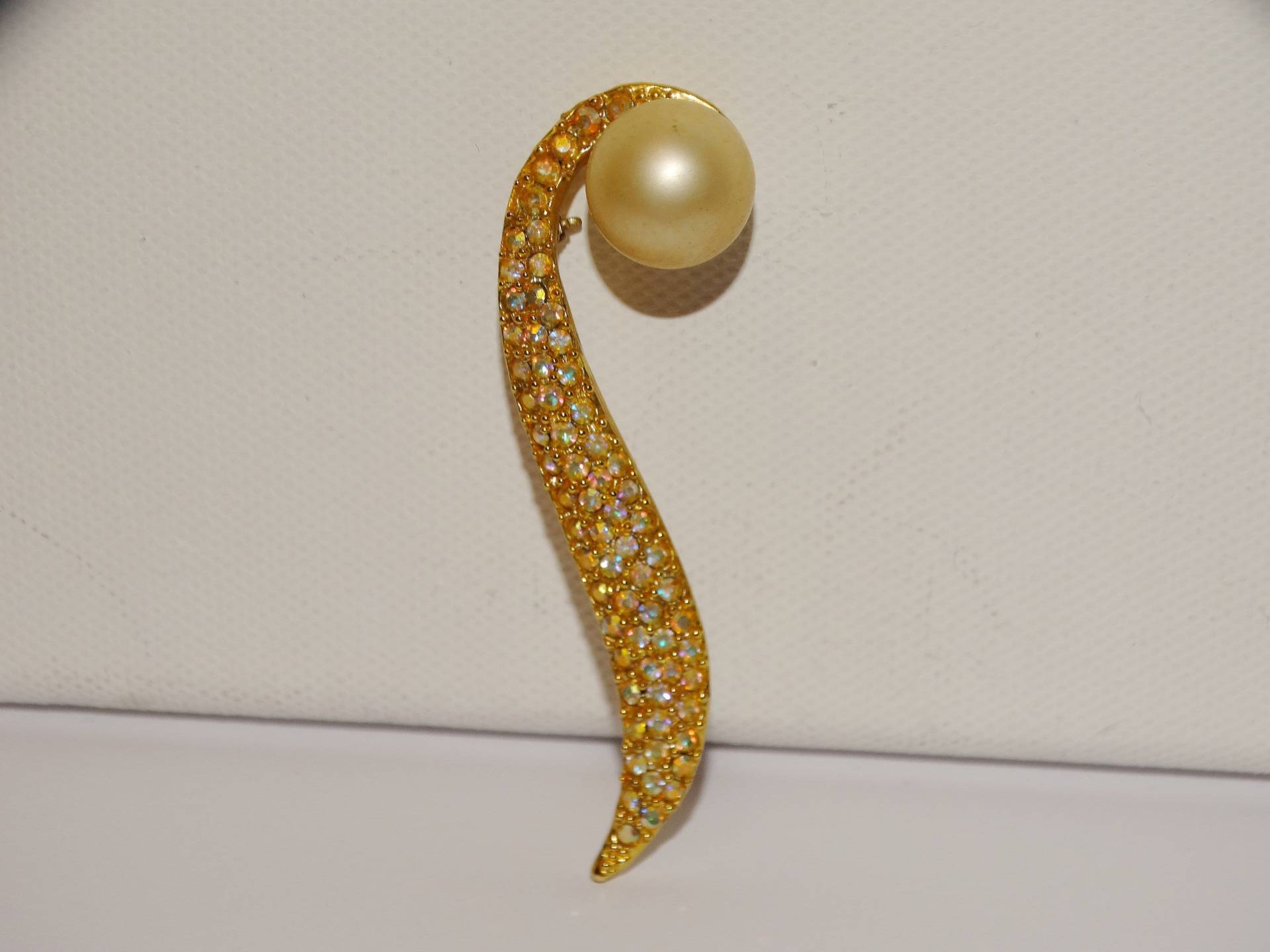Goldfarbene Gelbe Strass & Kunstperlen Brosche von TreasureHuntingSpot