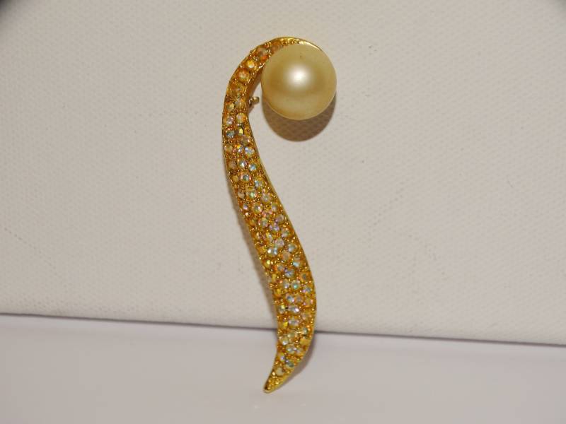 Goldfarbene Gelbe Strass & Kunstperlen Brosche von TreasureHuntingSpot