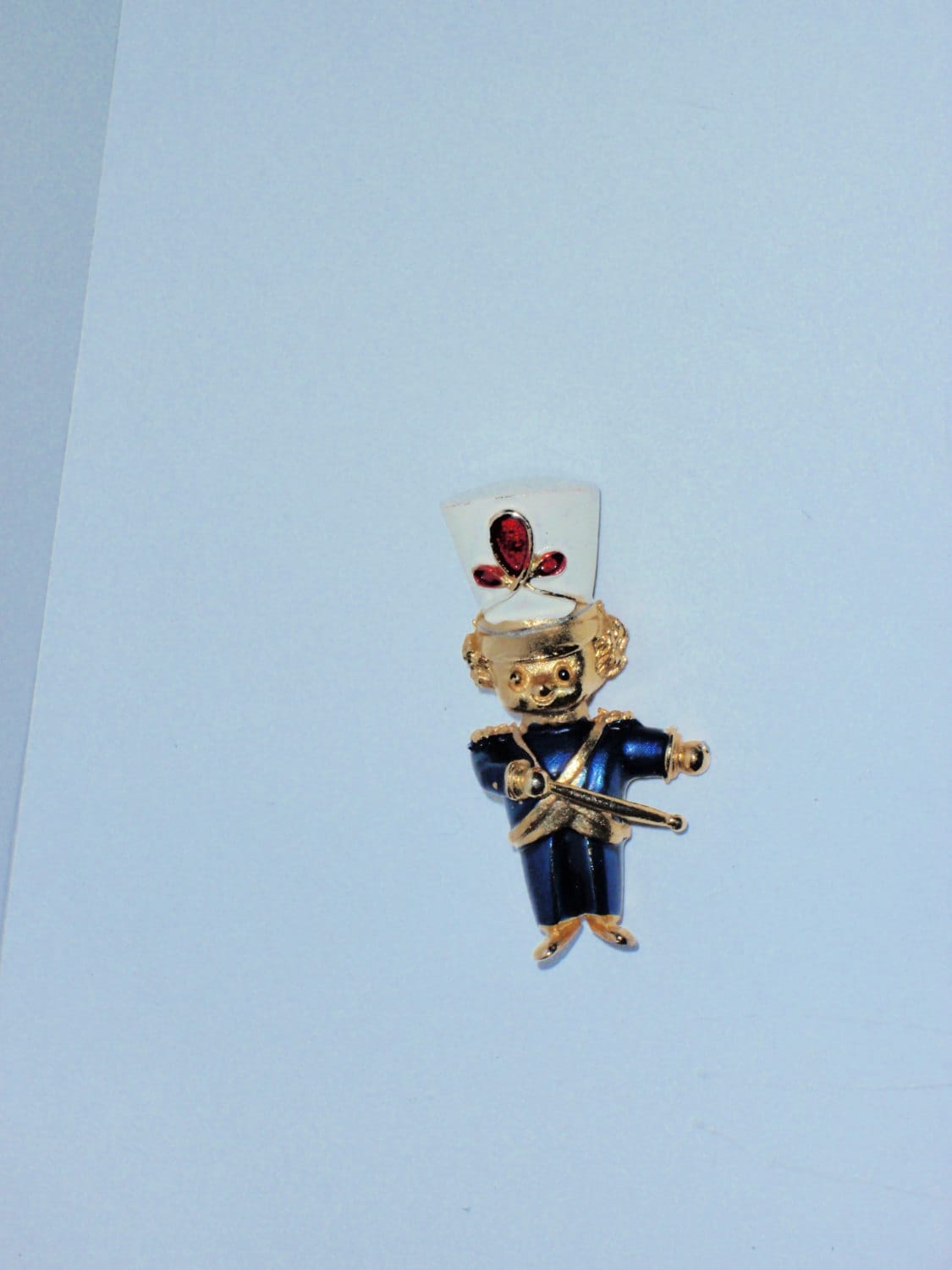 Goldfarbene Multicolor Brosche von TreasureHuntingSpot