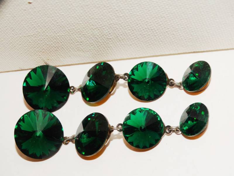 Goldfarbene Waldgrün Baumelnde Facettierte Funkelnde Glas Ohrringe von TreasureHuntingSpot