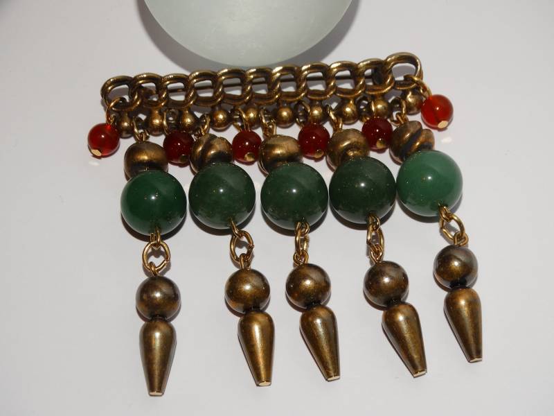 Große Messing Baumelnde Geen Jade Perlen Brosche von TreasureHuntingSpot