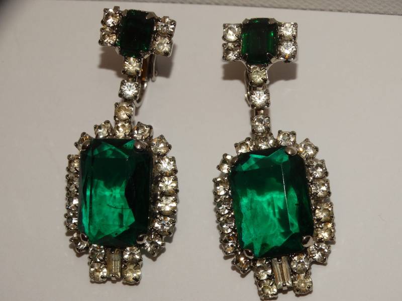 Grüne Funkelnde Facettierte Glascabochon-Ohrringe von TreasureHuntingSpot