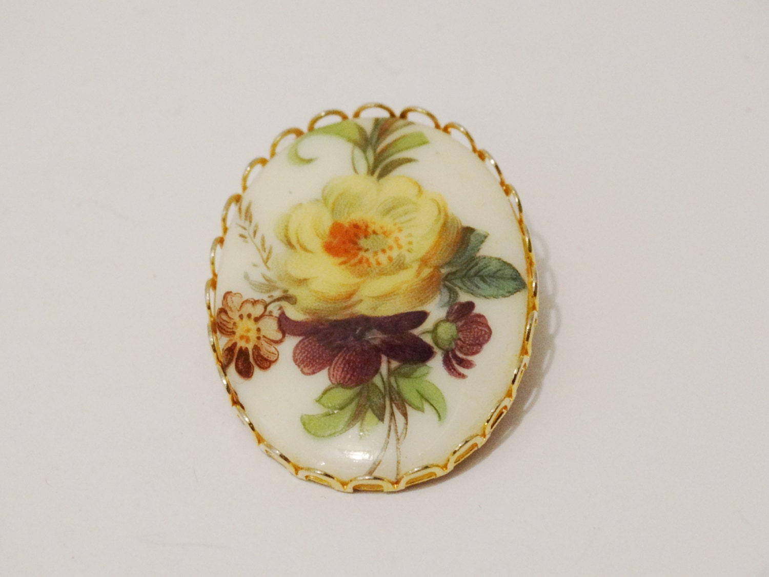 Handbemalte Porzellan Brosche von TreasureHuntingSpot