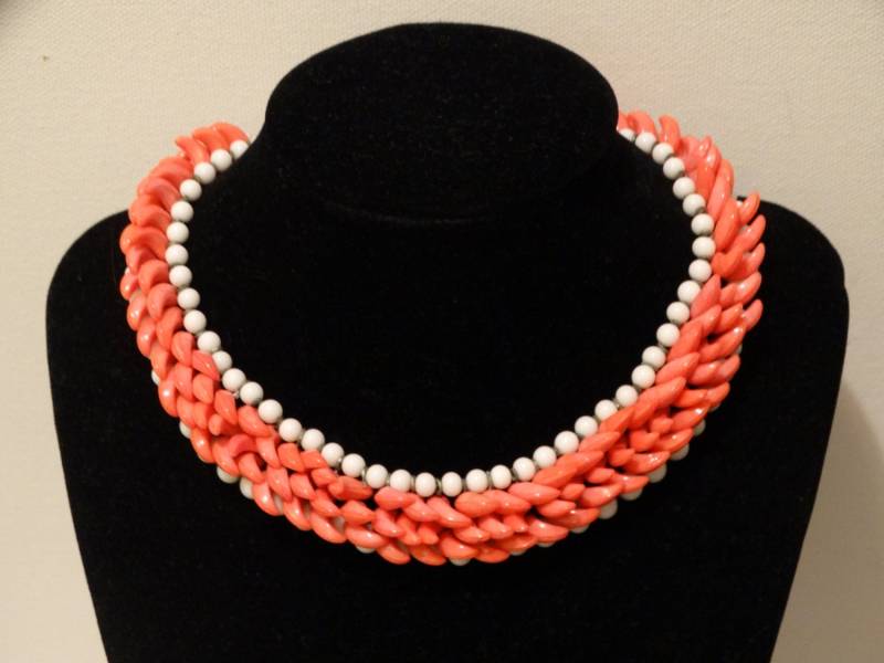 Japan Hergestellte Weiße Milchglasperle Signiert 13" Lang-2, 5" Ext. Halskette von TreasureHuntingSpot