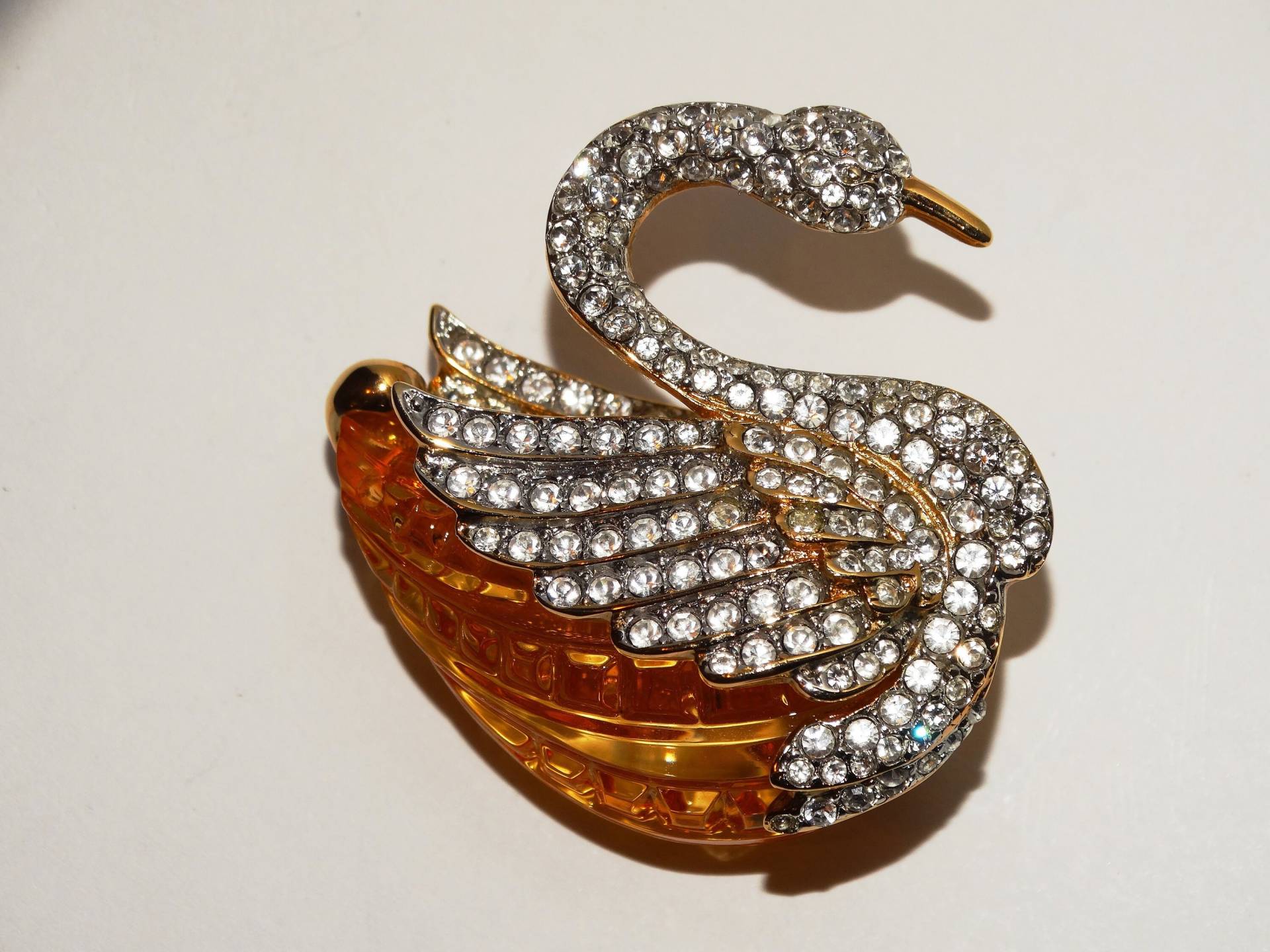 Kenneth Lane Gold Ton Kristall Und Bernstein Farbe Lucite Schwan Brosche Kenneth Lane Gold Ton Kristall Und Bernstein Farbe Lucite Schwan Brosche von TreasureHuntingSpot
