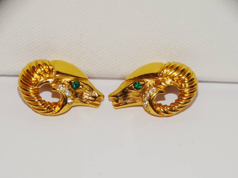Kjl For Avon Signierte Goldfarbene Green Eye Ram Ohrringe von TreasureHuntingSpot