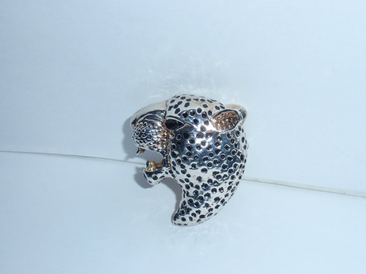 Leopard Brosche Weiß Ton, Schwarz Emaille Schwer Leopard Brosche Weiß Ton, Schwarz Emaille Schwer von TreasureHuntingSpot