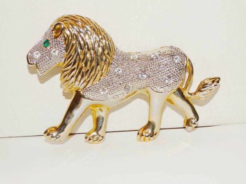 Löwe Goldfarbene Brosche Mit Strasssteinen Und Grünen Augen von TreasureHuntingSpot
