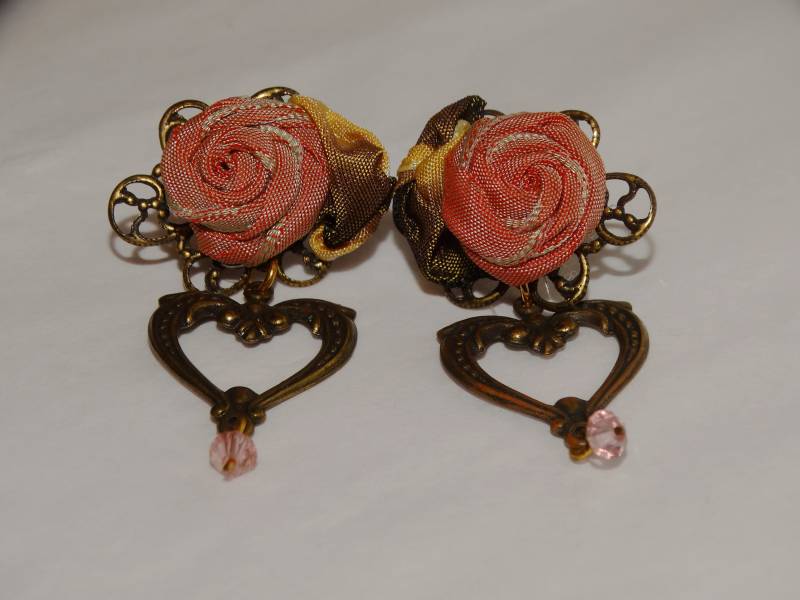 Messing Handgemachte Rosen Ohrringe von TreasureHuntingSpot