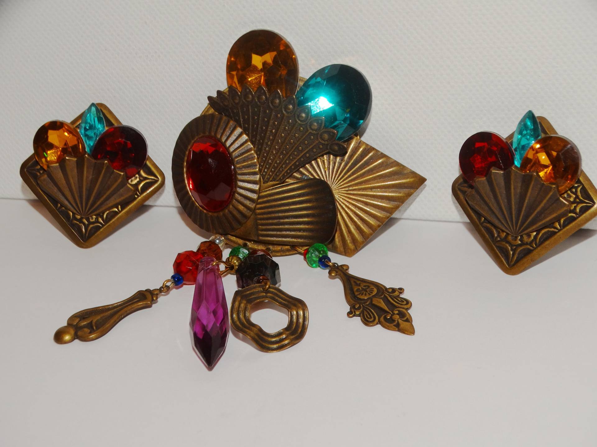 Messing Tone Metal Plastic Color Stones Brosche & Ohrringe von TreasureHuntingSpot