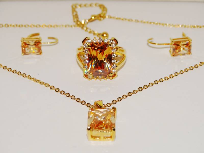 Metall Gold Ton Citrin Farbe Funkelnde Kristall Halskette Set von TreasureHuntingSpot