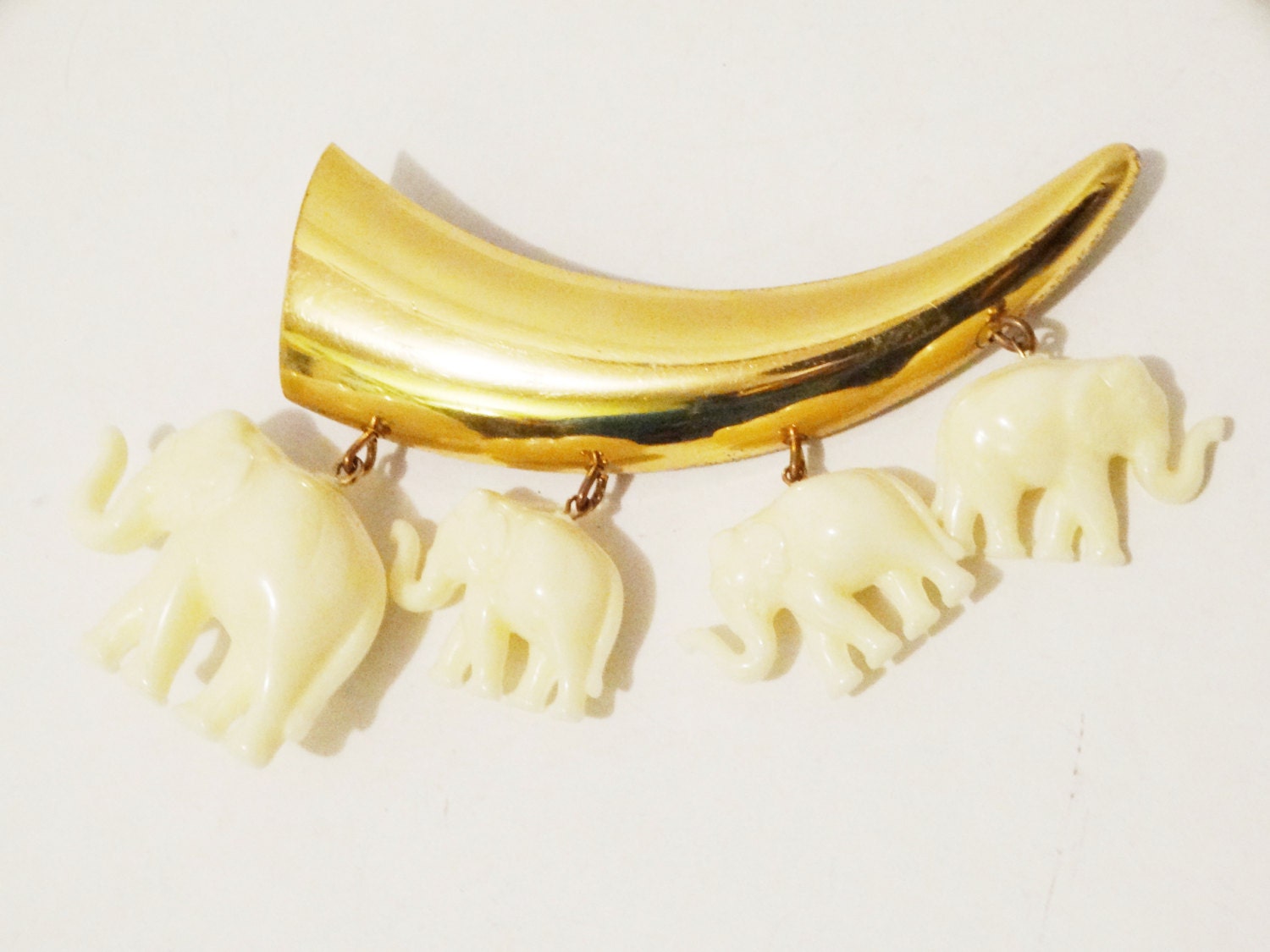 Miriam Haskell Gold Ton Baumelnde Elefanten Brosche Miriam Haskell Gold Ton Baumelnde Elefanten Brosche von TreasureHuntingSpot