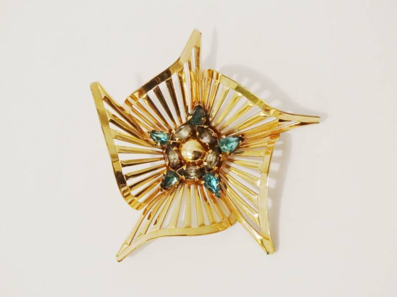 Phyllis Signierte 1/20 12K Gold Filled Art Deco Brosche von TreasureHuntingSpot