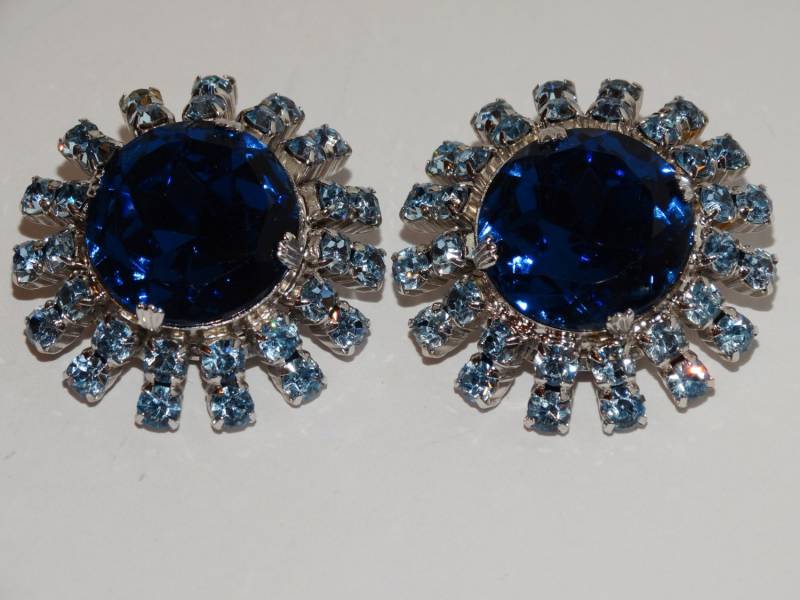 Riesiger Silberfarbener Großer Kobalt Und Himmelblauer Strass Sunburst Ohrclips von TreasureHuntingSpot