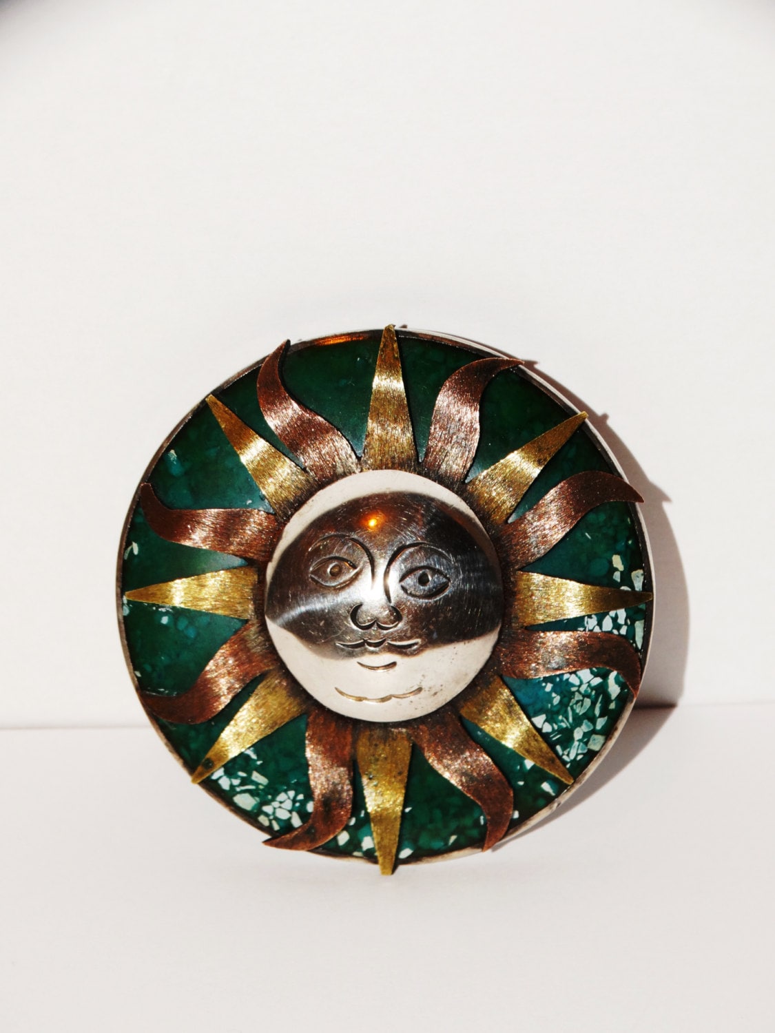 Riesiger Sterling Silber Wald Grüner Stein, Mit Dreifarbigen Strahlen Sun Face Brosche Riesiger Sterling Silber Wald Grüner Stein, Mit Dreifarbigen Strahlen Sun Face Brosche von TreasureHuntingSpot