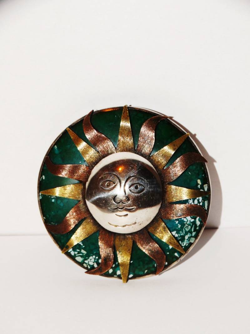 Riesiger Sterling Silber Wald Grüner Stein, Mit Dreifarbigen Strahlen Sun Face Brosche Riesiger Sterling Silber Wald Grüner Stein, Mit Dreifarbigen Strahlen Sun Face Brosche von TreasureHuntingSpot