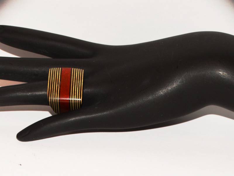 Seltener Holz Geschnitzter Und Handgemalter Unisex Ring. Größe 8 3/4 von TreasureHuntingSpot