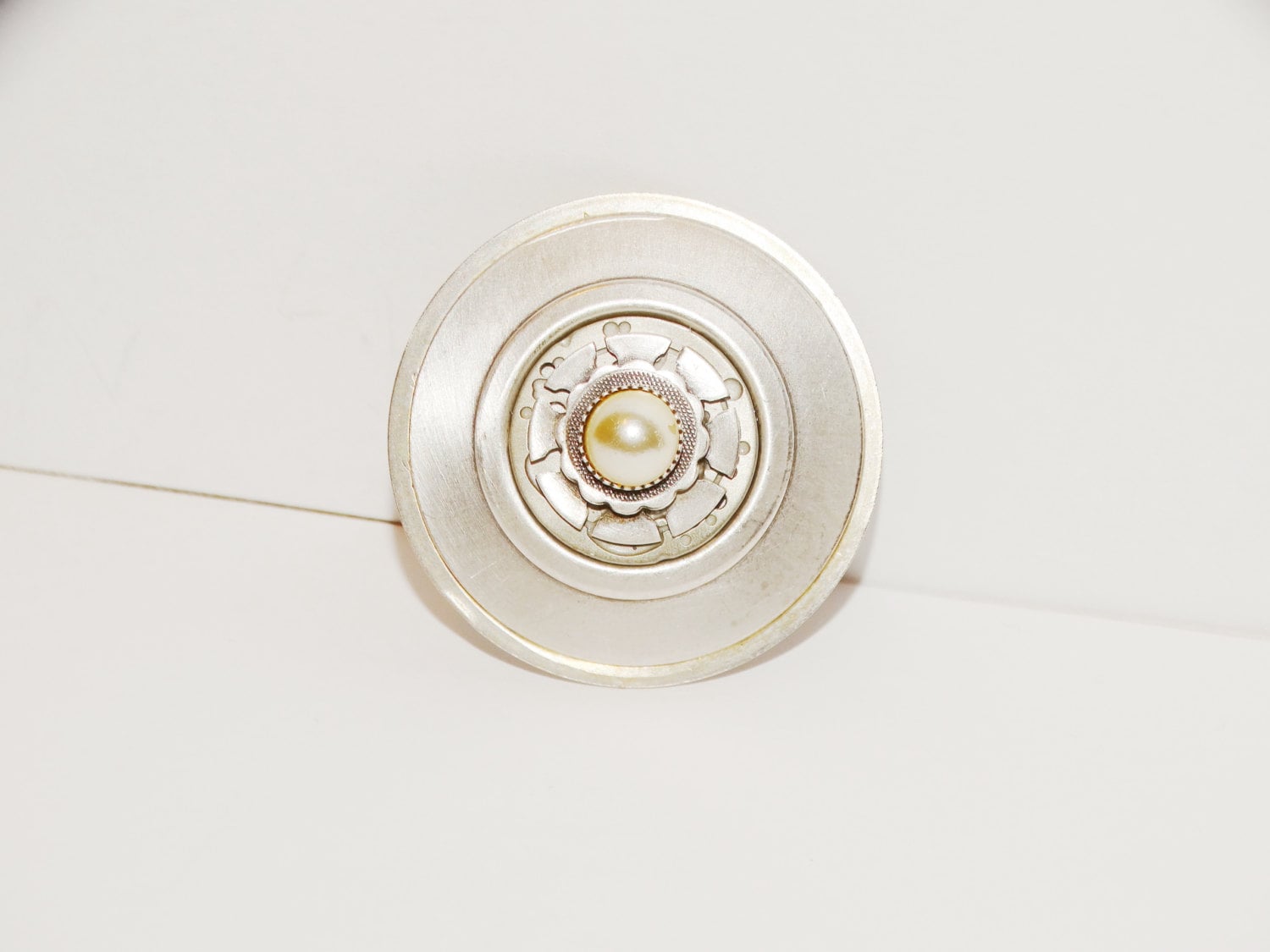Silber Ton Custom 15 Gramm, 1, 5" Durchmesser Brosche von TreasureHuntingSpot