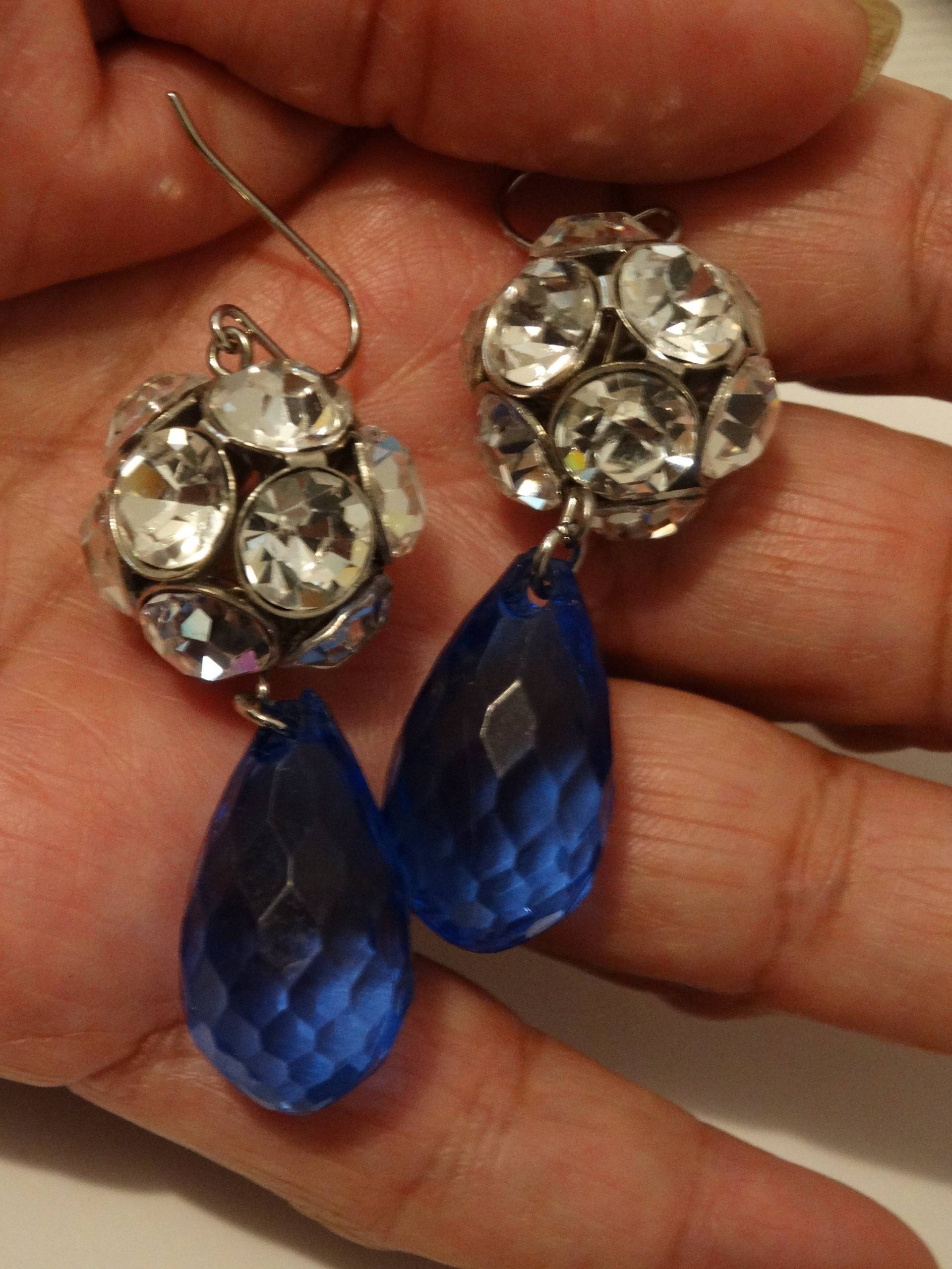 Silberfarbene Facettierte Saphir & Weiße Steine Baumeln Ohrringe von TreasureHuntingSpot