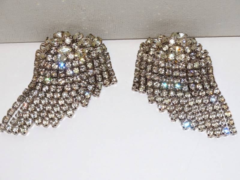 Silberfarbene Metall Strass Wunderschöne Ohrstecker von TreasureHuntingSpot