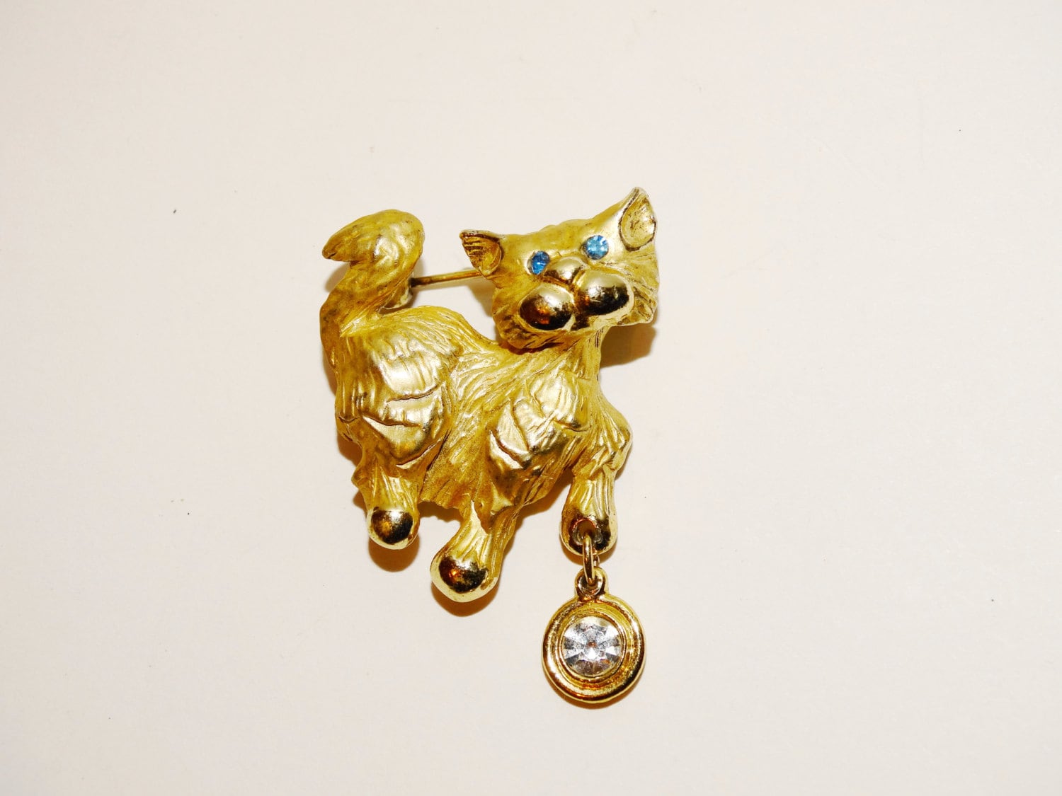 Silberne Katze Mit Kristallblauen Augen/Baumelndem Strass von TreasureHuntingSpot