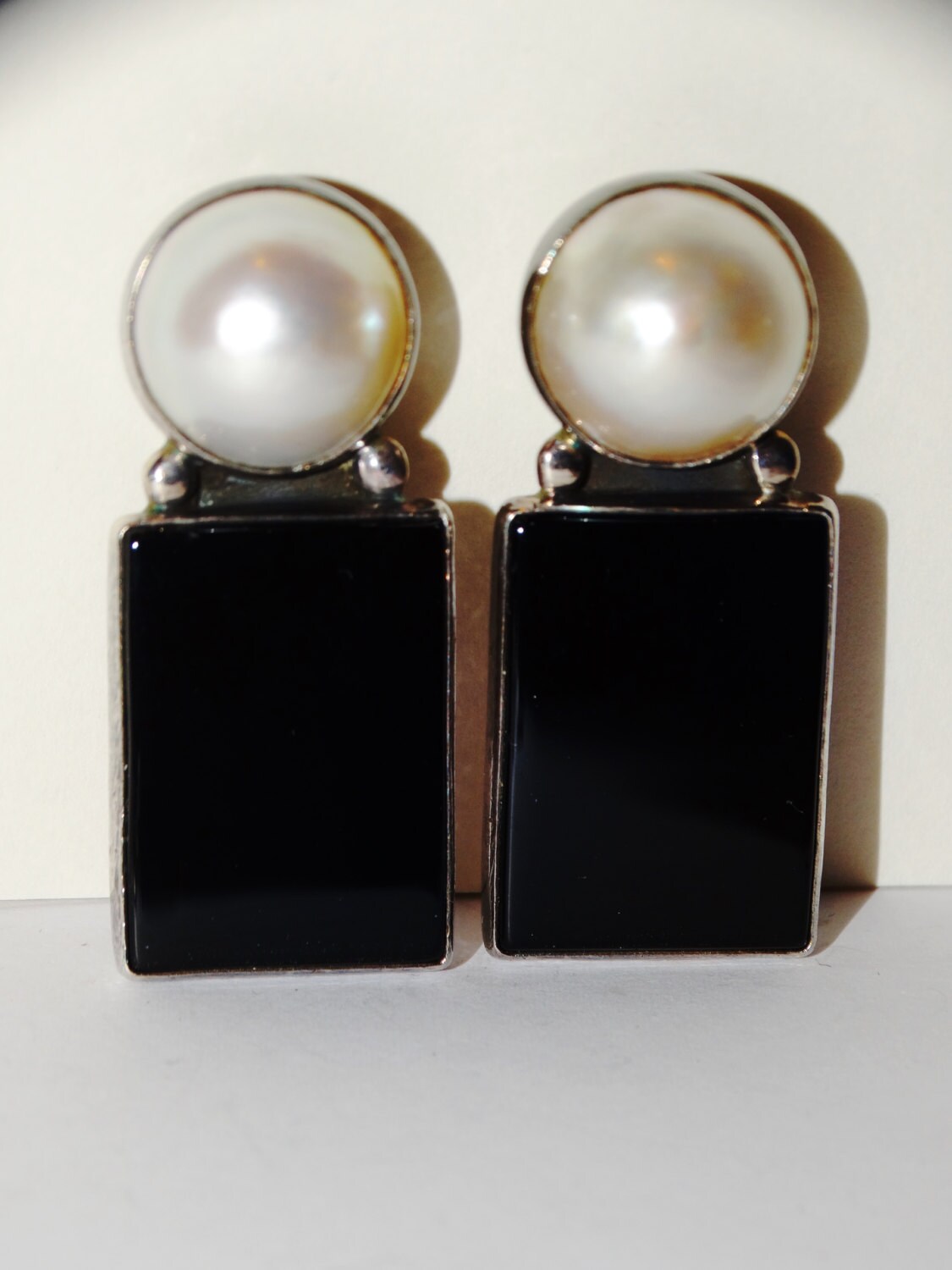 Sterling Silber Designer Signierte Echte Weiße Perle Schwarzer Onyx Stein Ohrringe von TreasureHuntingSpot