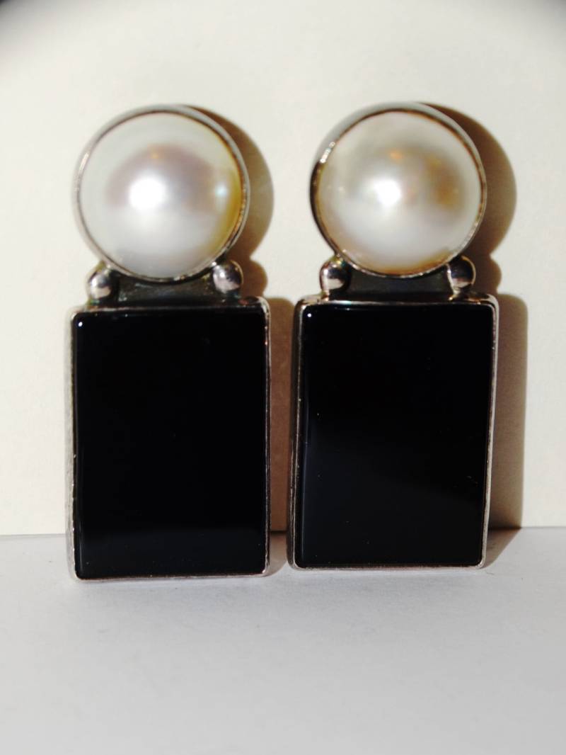 Sterling Silber Designer Signierte Echte Weiße Perle Schwarzer Onyx Stein Ohrringe von TreasureHuntingSpot
