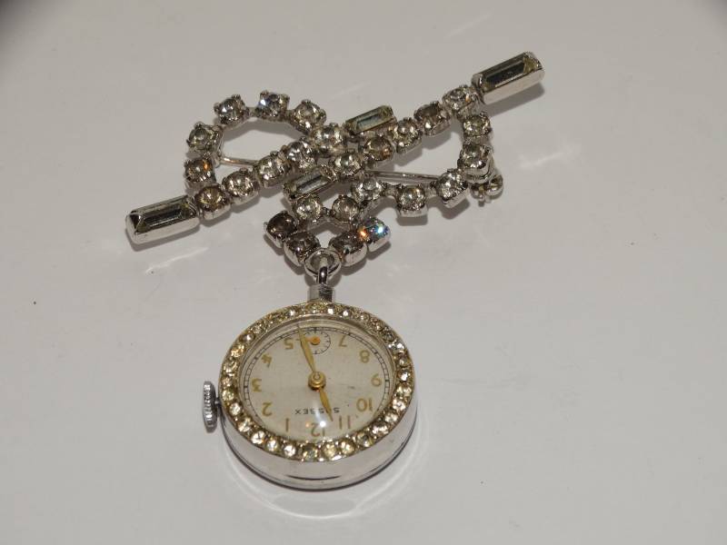 Sussex Strass Brosche Mit Baumelndem Sussex 17 Juwelen Swiss Made Uhr Sussex Strass Brosche Mit Baumelndem Sussex 17 Juwelen Swiss Made Uhr von TreasureHuntingSpot