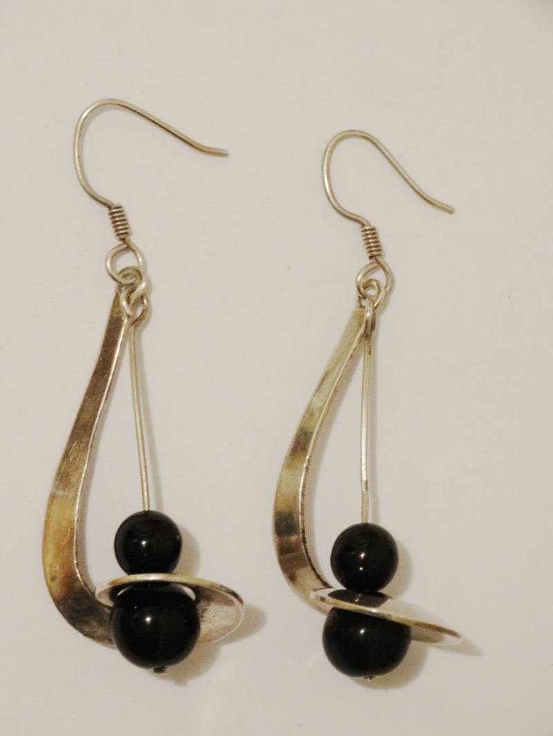 sterling Silber Schwarz Onyx Perle Modernist Baumelnde Ohrringe von TreasureHuntingSpot