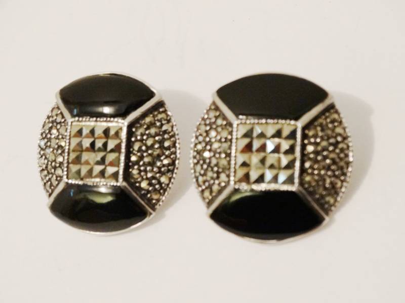 sterling Silber Schwarzer Onyx, Runde Und Seltene Pyramiden Design Marcasite Ohrringe. 1" von TreasureHuntingSpot