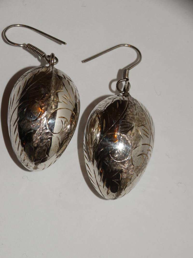 sterling Silber Seltene Hand Geätzt Große Ei Form Ohrringe von TreasureHuntingSpot