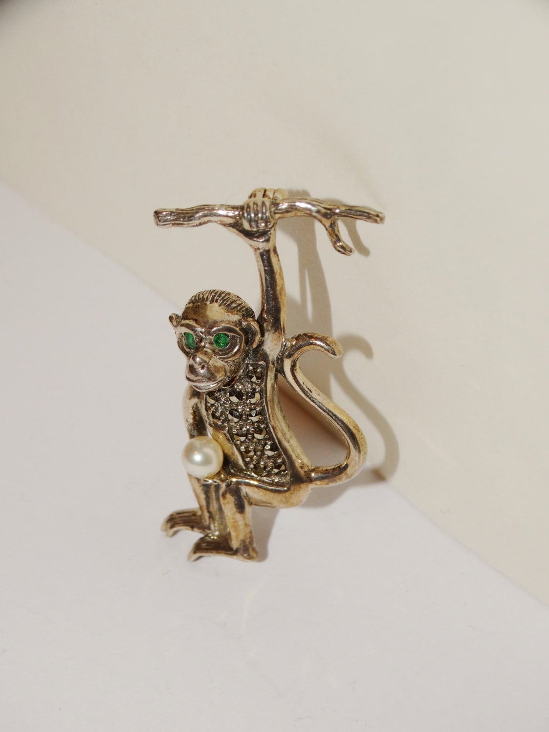 sterlingsilber A.c.i. Echter Smaragd Affe, Der Echte Perle Hält Brosche sterlingsilber A.c.i. Echter Smaragd Affe, Der Echte Perle Hält Brosche von TreasureHuntingSpot