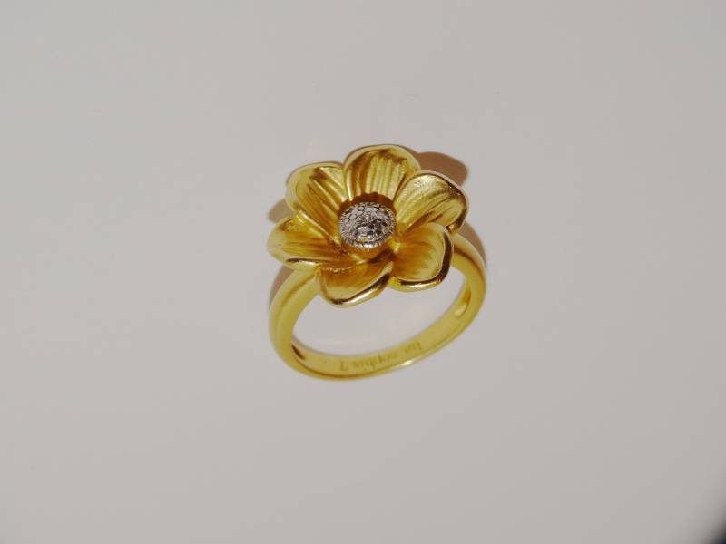 strukturierte Matte Gold Ton Violette Blume Mit Kristall Mitte Lia Sophia Ring von TreasureHuntingSpot