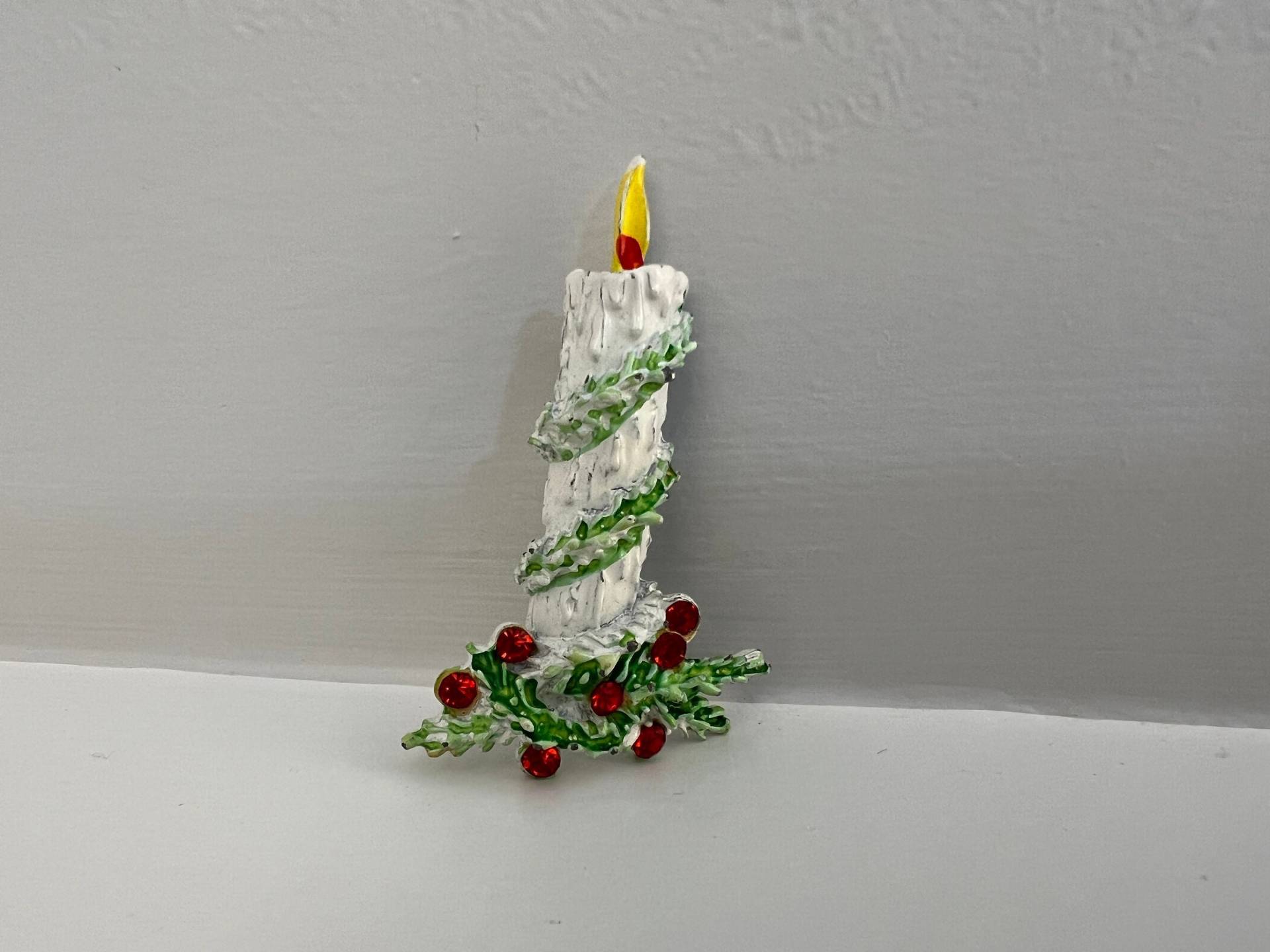 strass Und Emaille Weihnachts Kerzenhalter Brosche Mit Flamme, Weiß Grünem Laub von TreasureTRUBoutique